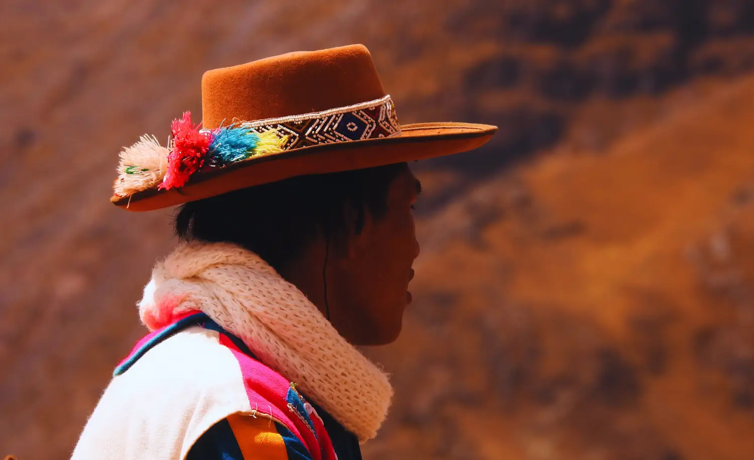 Hombre con sombrero en el camino a la montaña de coloresChoquequirao vs Montaña de Colores