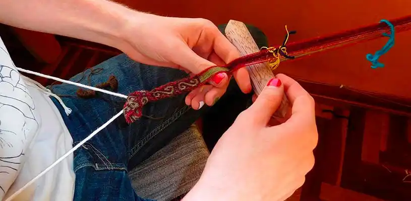 Si tenemos tiempo y surte podremos aprneder a tejer pequeños recuerdos, como las pulseras.