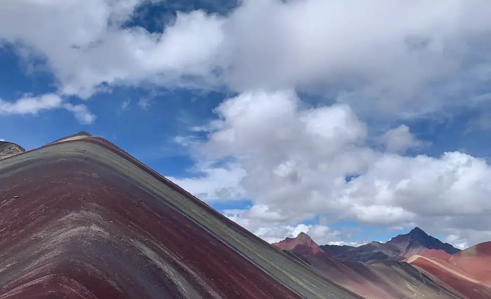 Montaña de siete colores Vinicunca, día de grandes nubes, montañas de colores en cusco. vinicunca vs palccoyo