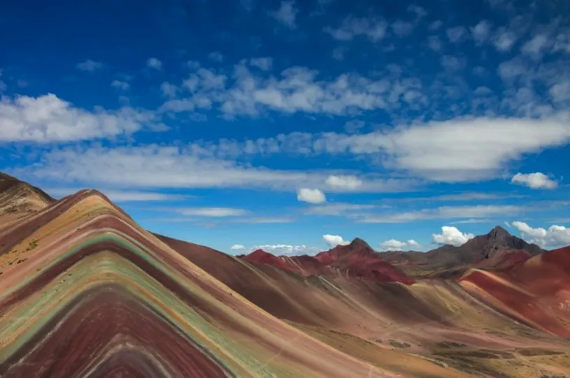 Descubre la belleza de la Montaña de Colores