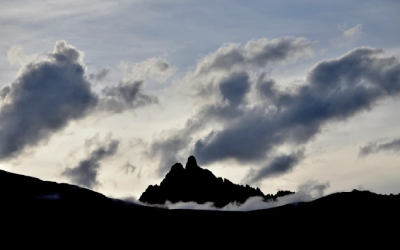 Paisaje de montaña y nubes en Cusco
