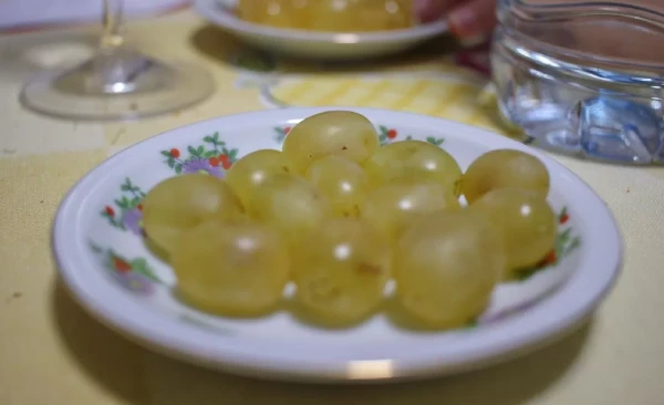 Cábalas de Año Nuevo: comer 12 uvas a medianoche.