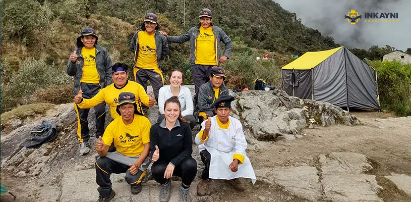 Nuestros pasajeros y equipo inkayni juntos disfrutando del Camino Inca a Machu Picchu