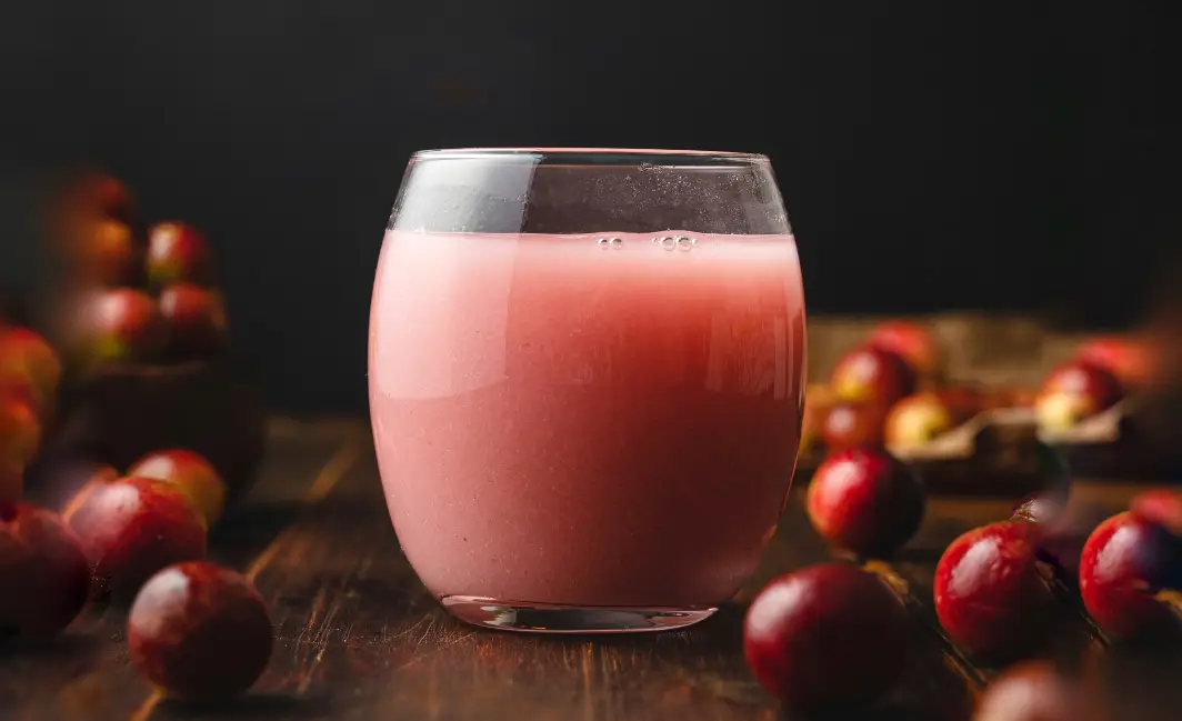 Nutritious juice based on camu camu, strawberry, and papaya.