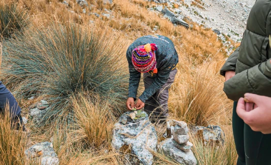 Ofrenda a la Pachamama para comenzar el trekking al Salkantay