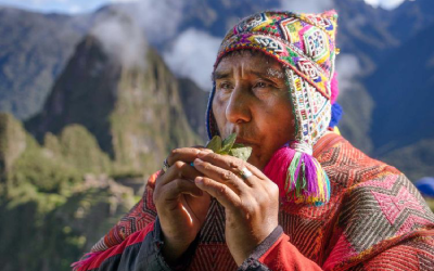 Ofrenda a la tierra durante un retiro espiritual en Cusco, viaje místico en Cusco, ceremonia de sanación