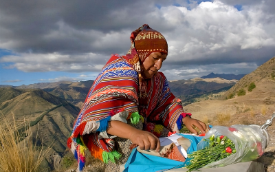 Ofrenda a la tierra durante un retiro espiritual en Cusco, viaje místico en Cusco, ceremonia de sanación