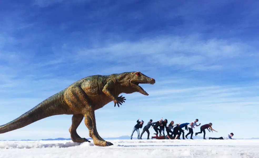 Imagen creativa de un dinosaurio y sus presas en el Salar de Uyuni