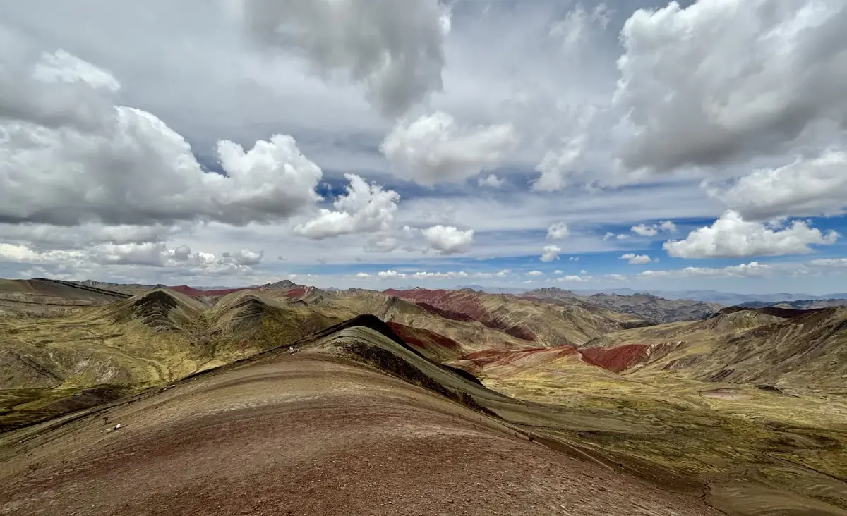 Montaña de Palccoyo y el horizonte del valle. Montañas de colores en Cusco. Vinicunca vs Palccoyo.