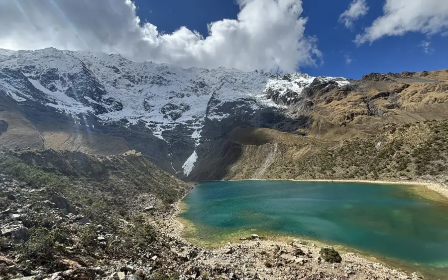 Panorama del paisaje de la Laguna Humantay. Laguna Humantay después de Machu Picchu