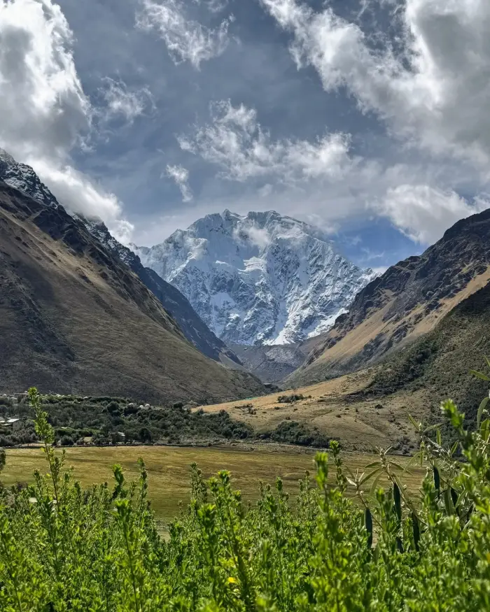 Panorama de la carretera a la laguna Humantay y la montaña nevada del Salkantay