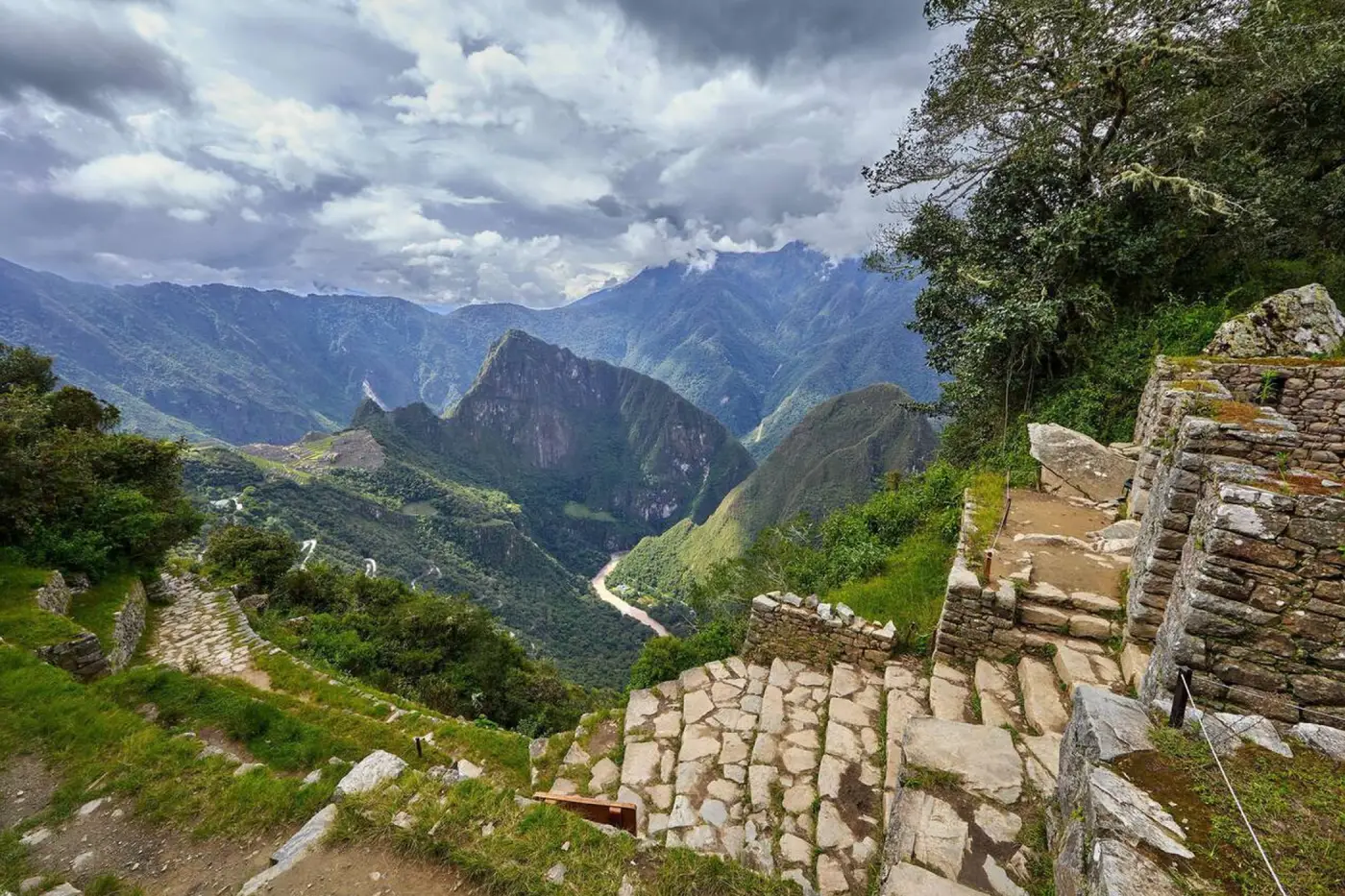 Desde la Puerta del Sol, los visitantes pueden apreciar el paisaje más amplio que rodea a Machu Picchu, incluyendo el río Urubamba, las crestas de montañas y tramos del Camino Inca.