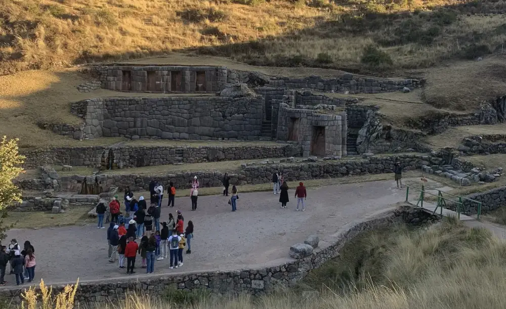 People on their way to Huchuy Qosqo