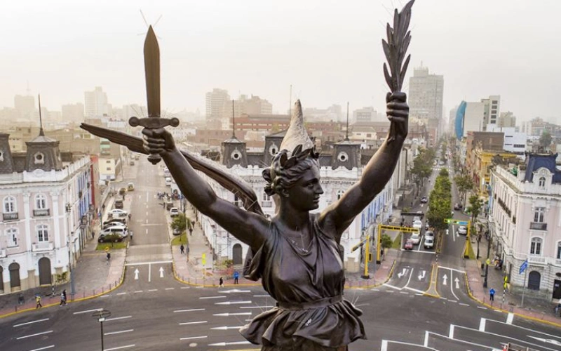Plazas de Lima. Plaza Dos de Mayo, símbolo del patriotismo nacional