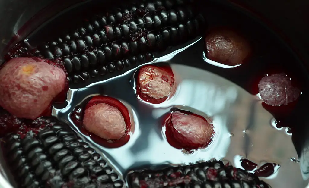 Preparation of chicha morada by boiling purple corn, apple, and quince.