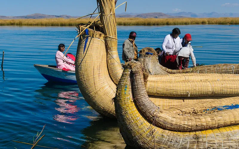 Balsas de totora hechas por los habitantes de las islas de Uros, Puno, Perú