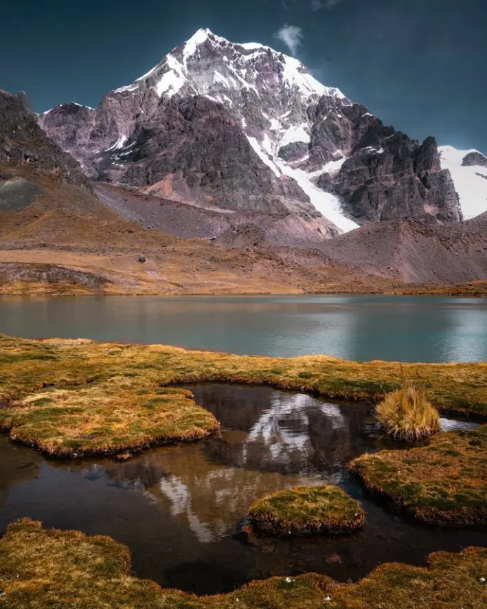 Reflejo de la montaña en una de las 7 lagunas de Ausangate.