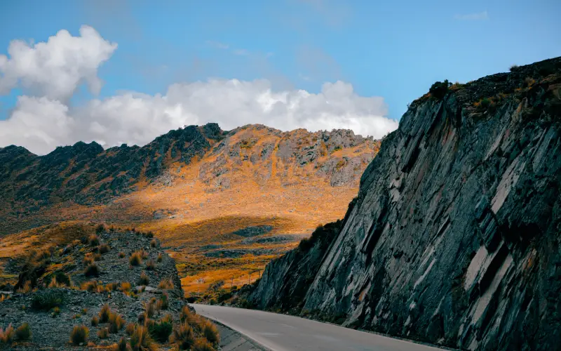 Camino con vista a las montañas en Abra Málaga