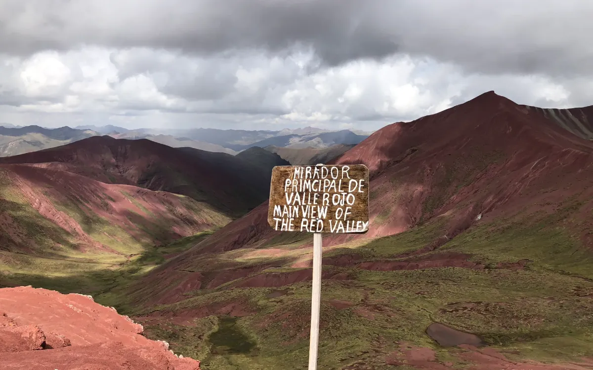 Ruta a la montaña de siete colores Vinicunca, mirador principal del Valle Rojo. Montañas de colores en Cusco