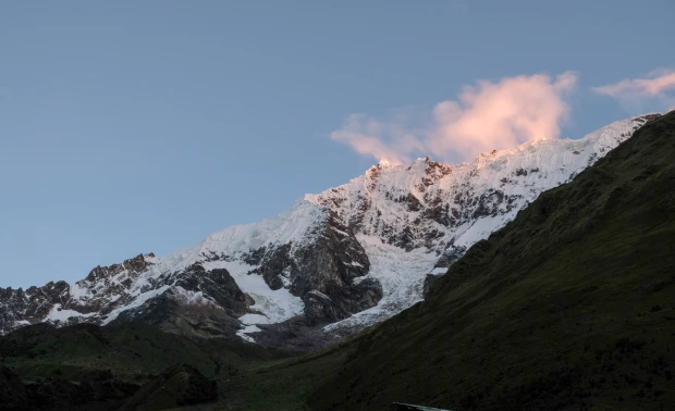 Las montañas y el cielo a lo largo de la ruta hacia el Salkantay Trek