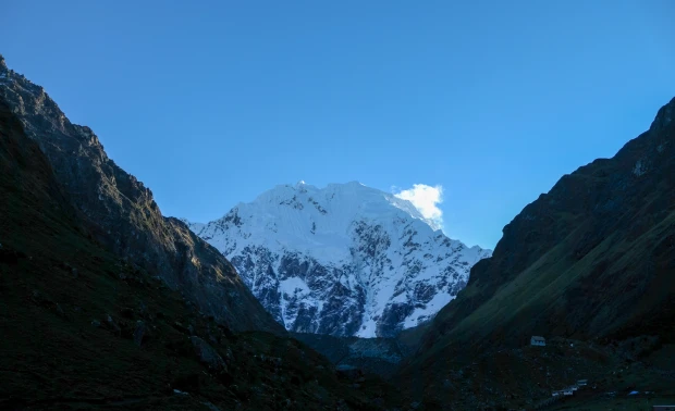 Las montañas y el cielo a lo largo de la ruta hacia el Salkantay Trek. Treks bajo el principio del ayni.