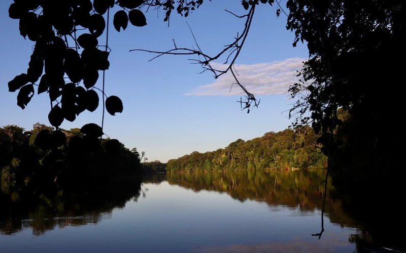 Vistas panorámicas del cielo y el lago en los tours por la Amazonía peruana