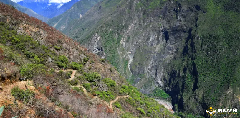 Sendero del Choquequirao trek con vistas al cañón del Apurímac