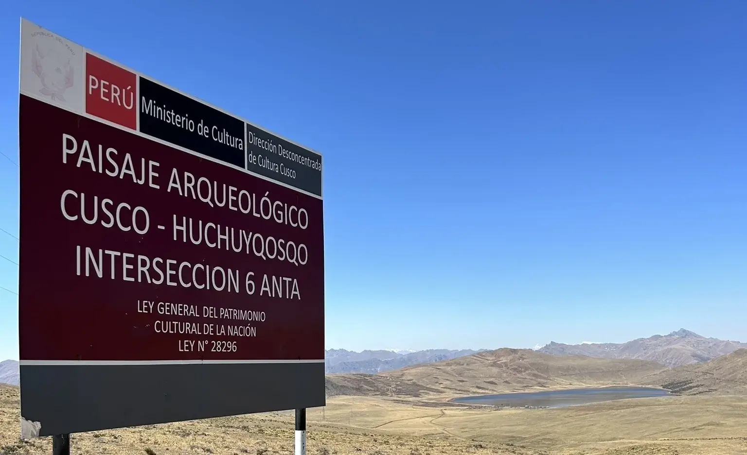 Sign indicating arrival at Huchuy Qosqo.