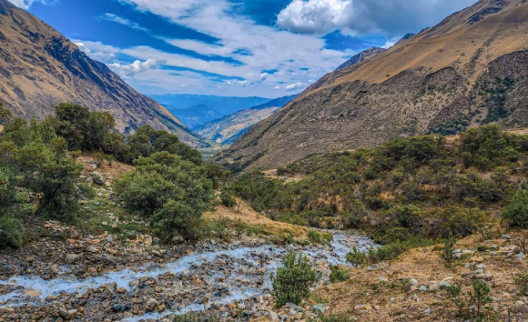 Pequeño río en la ruta de senderismo Salkantay