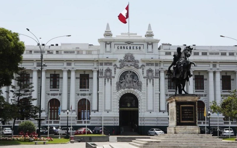 Plazas de Lima. Plaza Bolívar o Plaza del Congreso, ubicada en el Palacio Legislativo