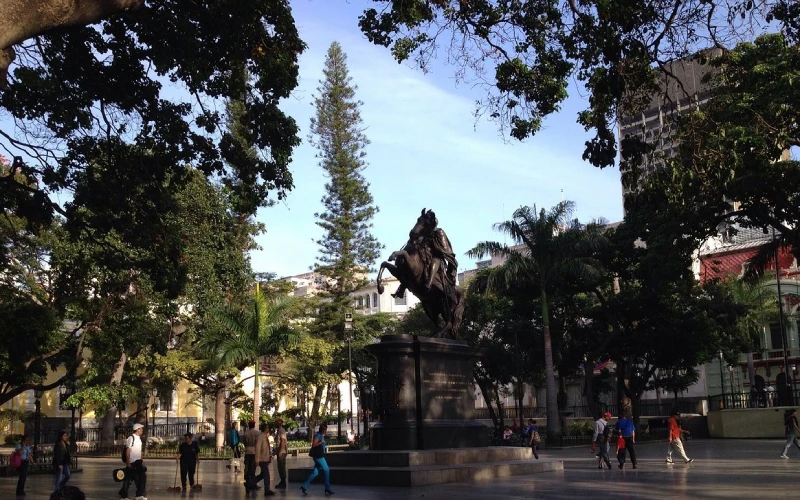 Plazas de Lima. Plaza Bolívar o Plaza del Congreso, ubicada en el Palacio Legislativo