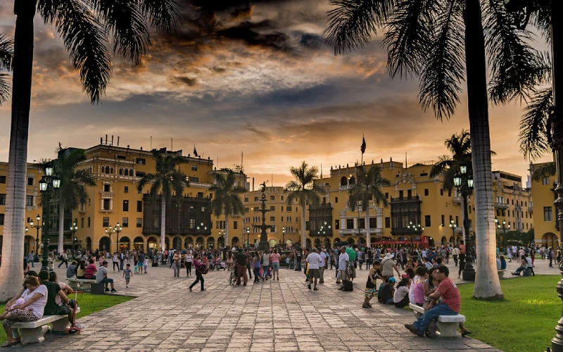 Plazas de Lima. Plaza Mayor de Lima por la tarde
