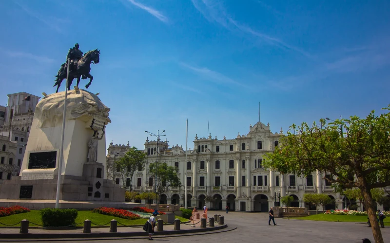 Plazas de Lima. Plaza San Martín un día cualquiera