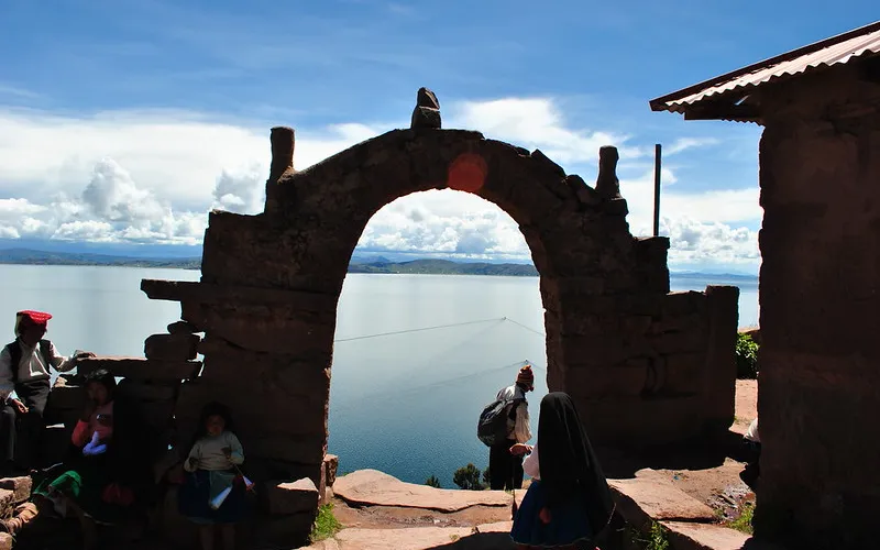 Arco de piedra en la isla de Taquile, Puno, Perú