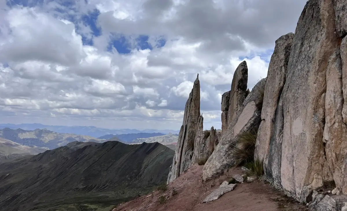 Bosque de Piedras cerca de la montaña Paccolyo con cielos nublados