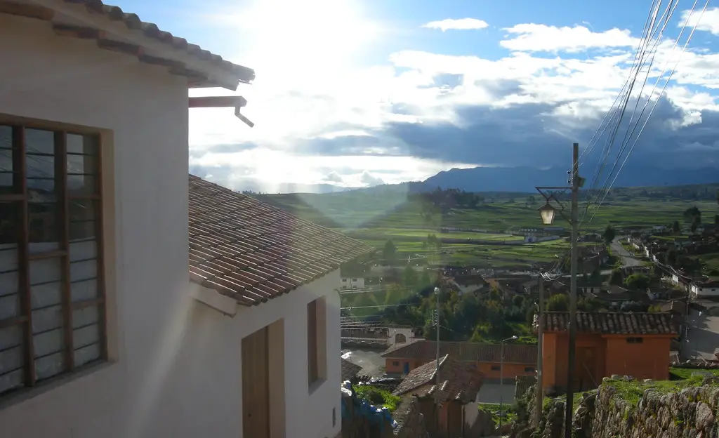 Rayo de luz en las calles de Chinchero. 5 razones para visitar Chinchero