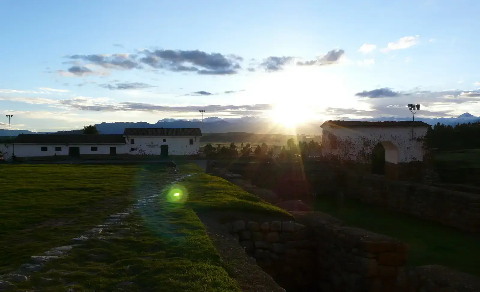 Rayo de luz en las calles de Chinchero. 5 razones para visitar Chinchero