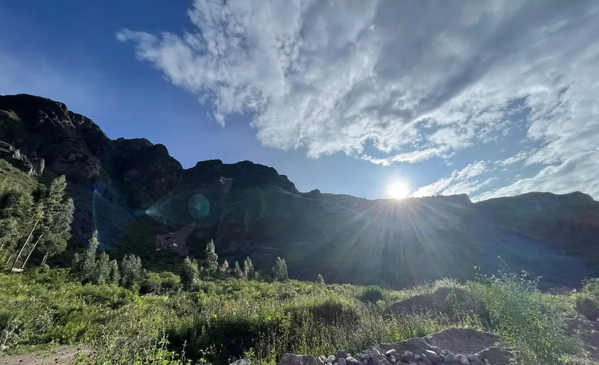 Sunlight rays on the route to Huchuy Qosqo