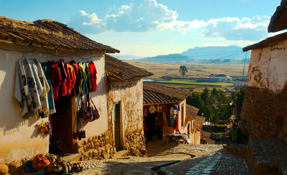Día soleado en las calles de Chinchero Centro de Interpretación Textil Chinchero