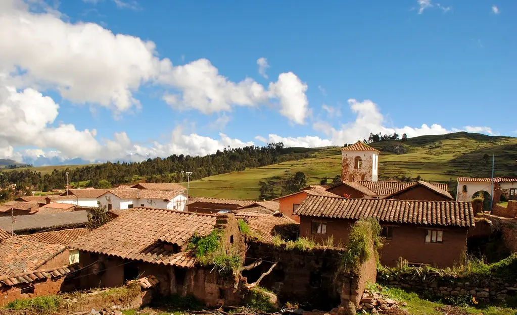 Día soleado en las calles de Chinchero.