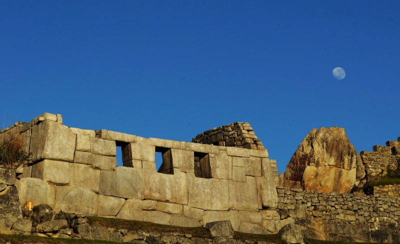 Templo de las Tres Ventanas con enormes bloques de piedra ensambladas y perfectamente pulidas