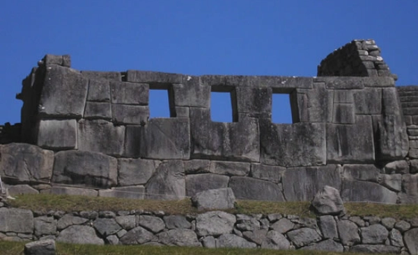 Templo de las Tres Ventanas con enormes bloques de piedra ensambladas y perfectamente pulidas