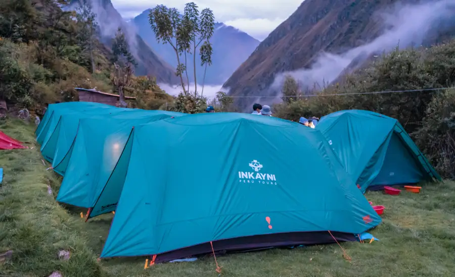 Tiendas de acampar listas para la noche.