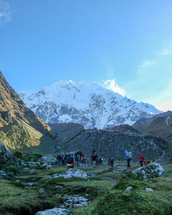 Las montañas y el cielo a lo largo de la ruta hacia el Salkantay Trek. Salkantay trek con niños.