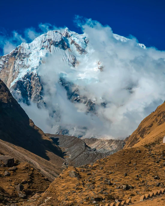 Las montañas y el cielo a lo largo de la ruta hacia el Salkantay Trek