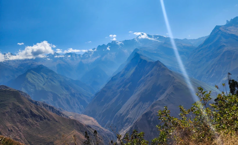 Las montañas en el camino a Choquequirao choquequirao vs lares trek.