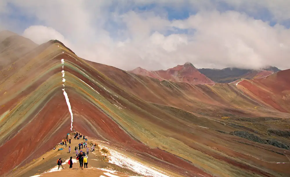 El sendero hacia la cima de la montaña arcoiris