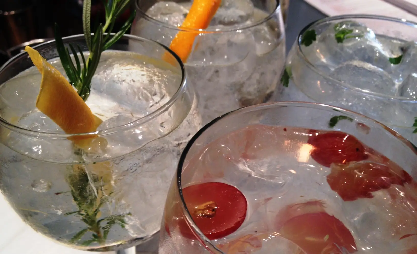 The pisco tonic is a Peruvian cocktail prepared directly in the glass.