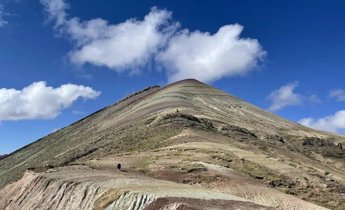 La cima de la colorida montaña Palccoyo