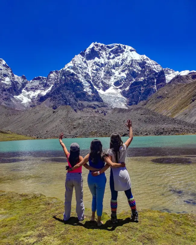 7 lagunas de Ausangate. Tres amigas frente a laguna y montaña de Ausangate.